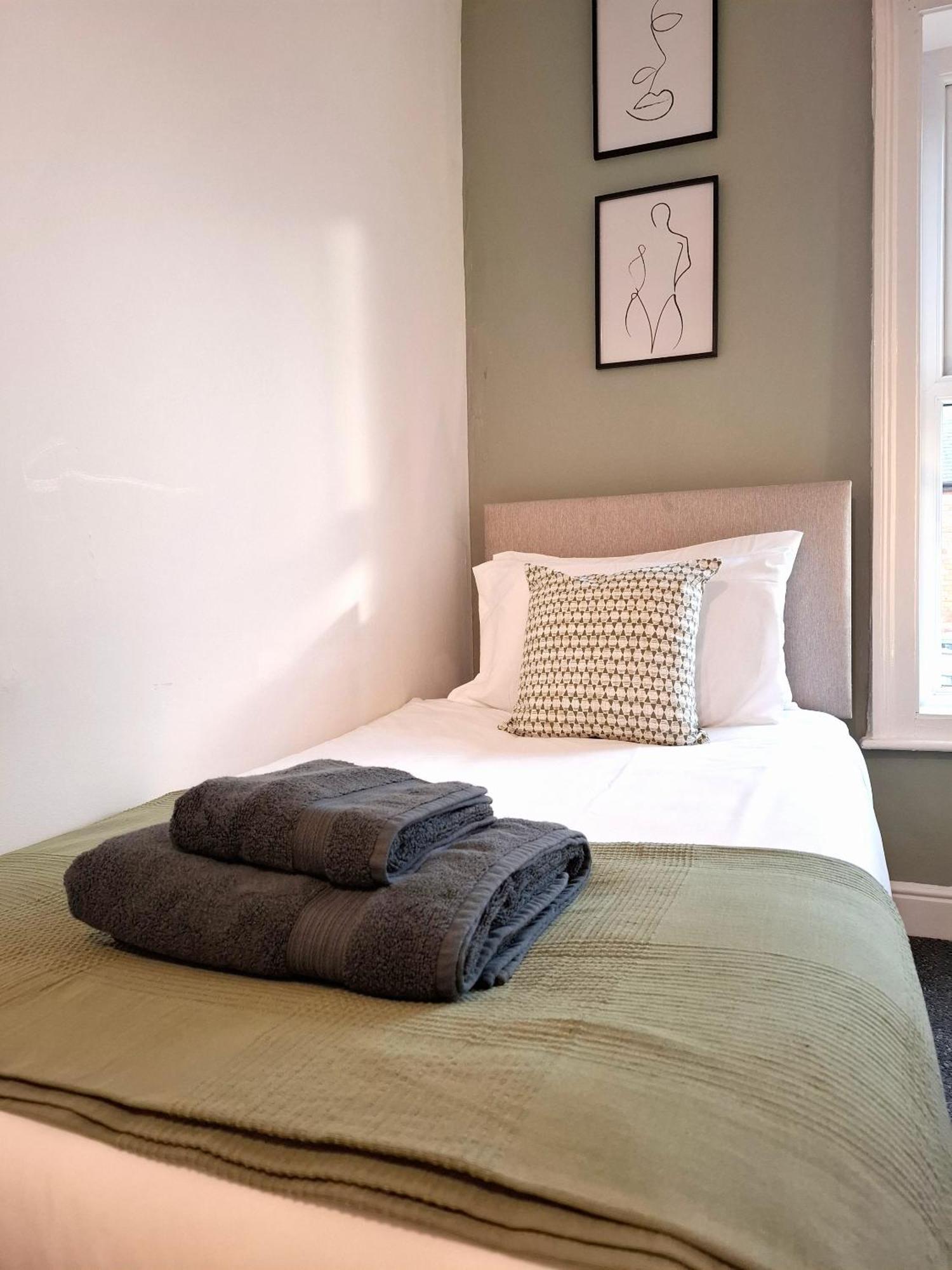 Modern Bright 3 Bedroom House Burton  Екстериор снимка